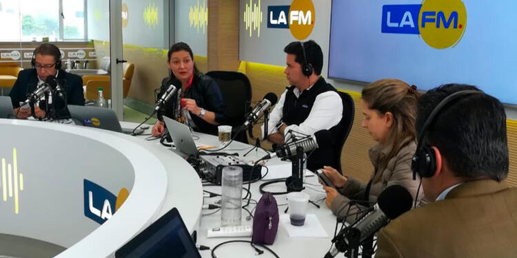 Ángela Garzón, candidata a la Alcaldía de Bogotá, en la mesa de trabajo de LA FM