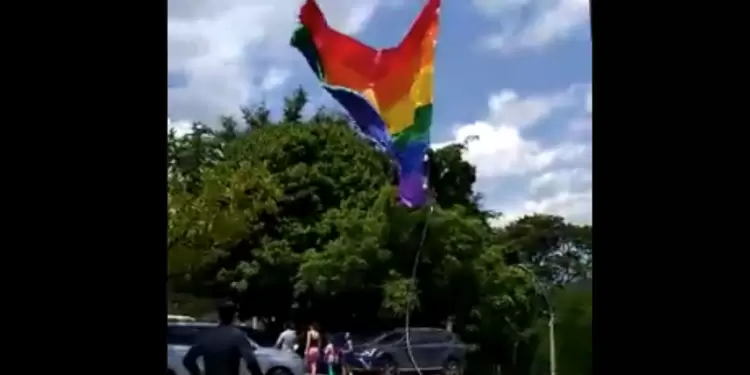 La bandera del Orgullo Gay bajada del Pueblito Paisa, en Medellín La bandera del Orgullo Gay bajada del Pueblito Paisa, en Medellín