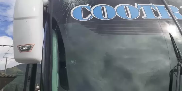 Los buses de los hinchas del Pasto fueron agredidos en su recorrido hacia Bogotá