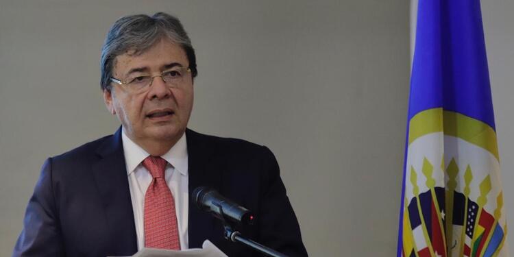 Carlos Holmes Trujillo.