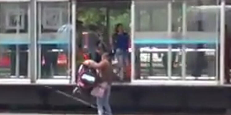 Colada con coche en Transmilenio