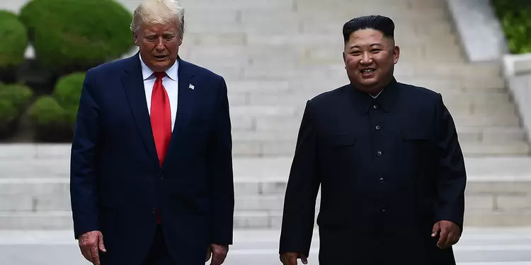 Donald Trump y Kim Jong-un reunidos en la Zona Desmilitarizada (DMZ), que separa las dos Coreas desde el final de la guerra de Corea (1950-53)