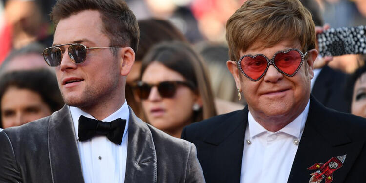 El cantante invitó al actor que lo interpreta en la cinta 'Rocketman' al escenario.
