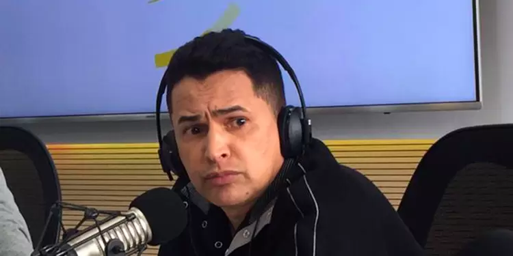 Jorge Celedón, cantante vallenato, en la mesa de trabajo de LA FM
