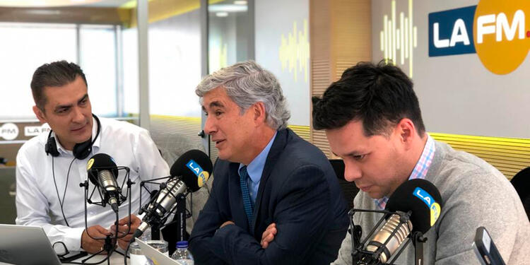 William Calderón, Juan Pablo Uribe y Luis Carlos Vélez en la mesa de trabajo de LA FM