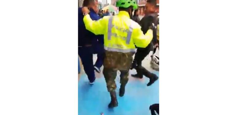A un ladrón de bicicletas lo salvó un militar de ser linchado en pleno centro de Bogotá. A un ladrón de bicicletas lo salvó un militar de ser linchado en pleno centro de Bogotá.