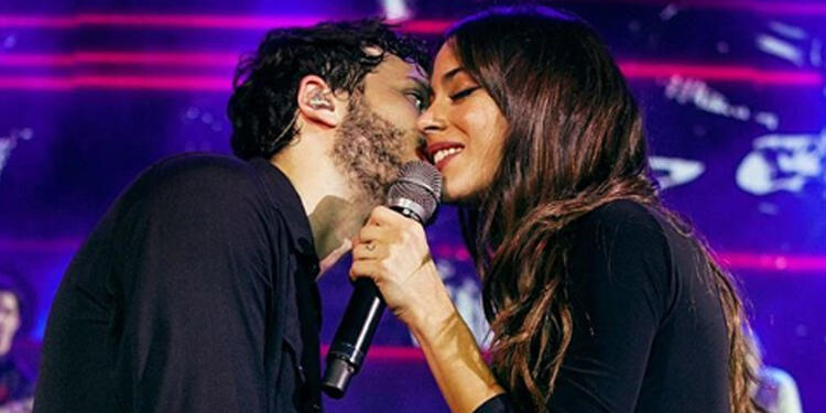 Los cantantes fueron captados dándose muestras de cariño durante un vuelo