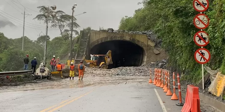 La Vía al Llano permanece afectada en los kilómetros 57 y 58 + 500.