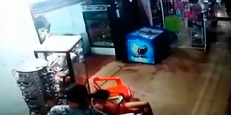 La niña Sharik Buitrago en una locación comercial de Guaviare. Al lado, su presunto violador