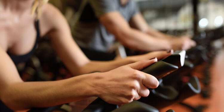 Dos personas en el gimnasio