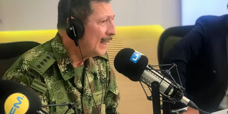 El general Nicacio Martínez, comandante del Ejército, en la mesa de trabajo de LA FM, en Bogotá