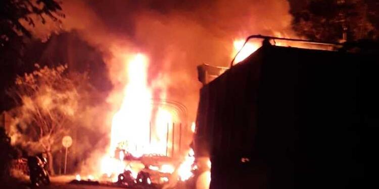 Vehículos incinerados en la Troncal a la Costa.