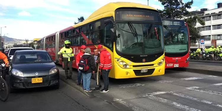 Seguridad en Transmilenio Bloqueo de Transmilenio, por parte de usuarios de Capital Salud.
