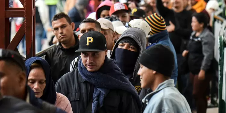 Migrantes venezolanos en la frontera entre Colombia y Ecuador