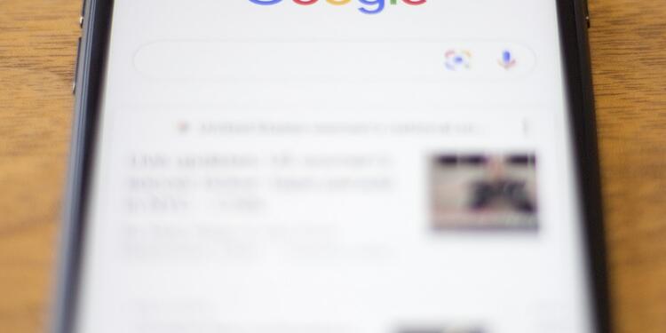Google en la pantalla de un celular Iphone de Apple