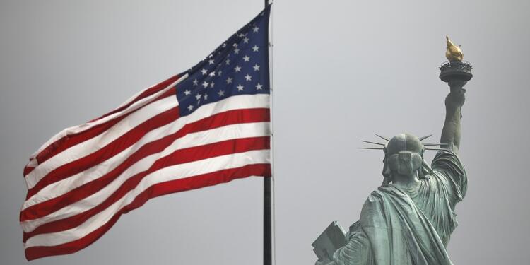 La Estatua de la Libertad y la bandera de los Estados Unidos