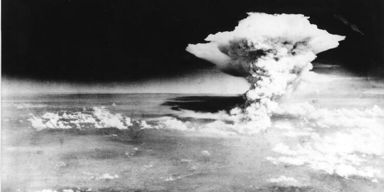 Esta fotografía impresa tomada el 6 de agosto de 1945 por el Ejército de los EE. UU. Y publicada desde el Museo Memorial de la Paz de Hiroshima muestra una nube de hongo de la bomba atómica lanzada por el bombardero B-29 Enola Gay sobre la ciudad de Hiroshima.