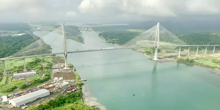 Puente largo sobre el Canal de Panamá