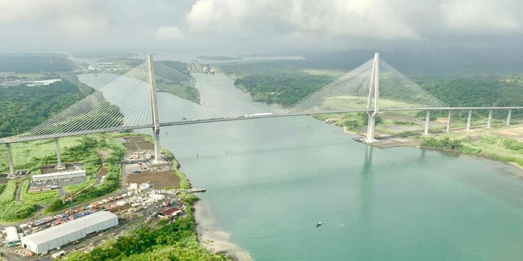 Puente largo sobre el Canal de Panamá