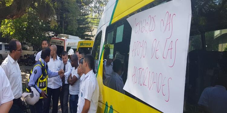Paro de transportadores Decenas de vehículos de transporte bloquean la vía, reclamando que el transporte ilegal les está quitando sus recursos.