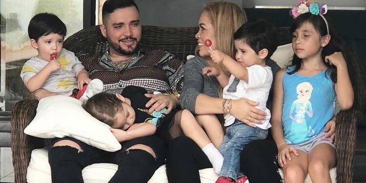 Jessi Uribe, Sandra Barrios y sus cuatro hijos