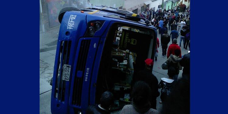 Bus volcado en el kilómetro cuatro vía a la Calera