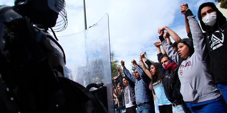 El Escuadrón Móvil Antidisturbios de la Policía (Esmad) y estudiantes universitarios, en el marco de las protestas en Bogotá