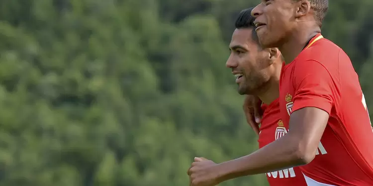 Kylian Mbappé y Radamel Falcao. Kylian Mbappé y Radamel Falcao.