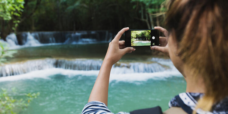 Una joven tomando fotografías de su viaje - Viajes - Turismo