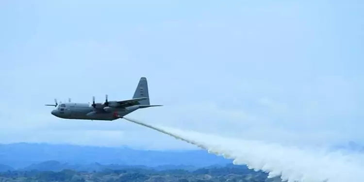 Aeronaves descargan agua y líquido retardante para controlar las conflagraciones