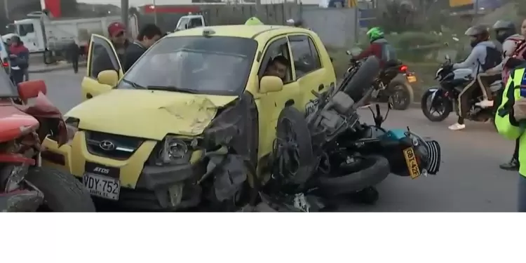 En un hecho insólito, se presentó la colisión de un taxi, una camioneta y tres motocicletas.