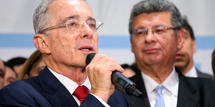 El expresidente Álvaro Uribe Vélez y Jaime Granados, uno de sus abogados defensores El expresidente Álvaro Uribe Vélez y Jaime Granados, uno de sus abogados defensores