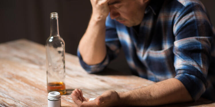Hombre consumiendo drogas y alcohol - Drogas - Drogadicción - Alcoholismo