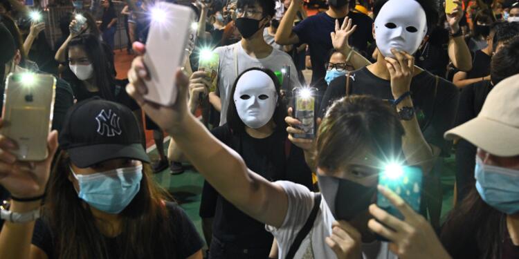 Manifestantes en Hong Kong marchan con máscaras