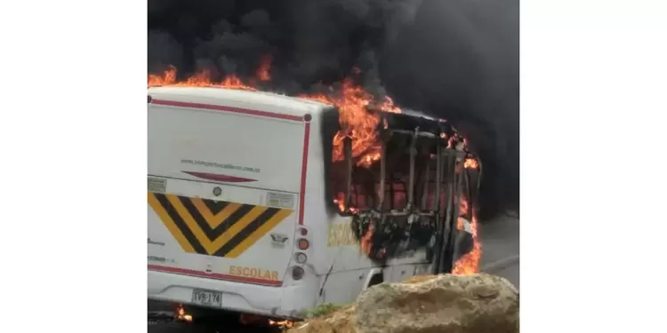 Ruta escolar se incendió en Bucaramanga Ruta escolar se incendió en Bucaramanga