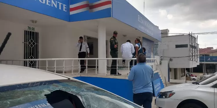 Los vándalos atacaron a piedra a la sede política de Elsa Noguera.