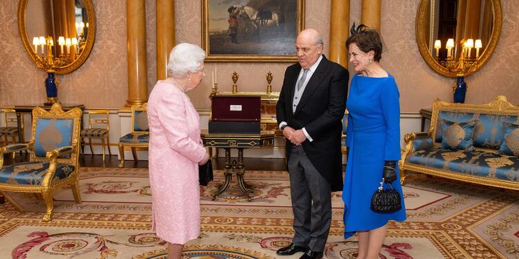 Antonio José Ardila junto a la reina Isabel II