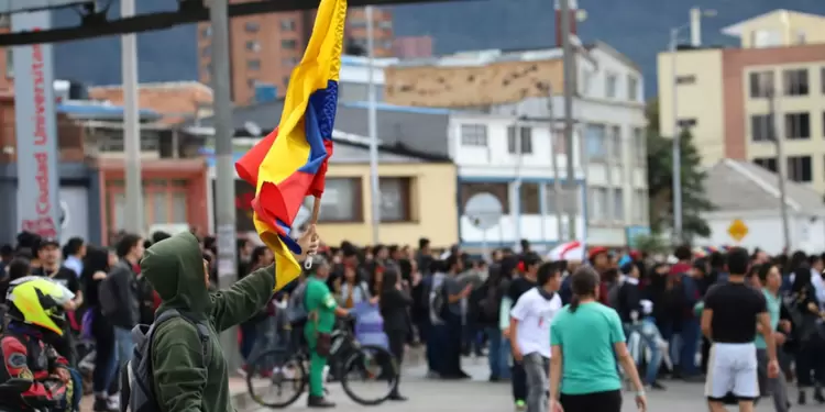 Paro nacional - Bloqueos en la Calle frente a la Universidad Nacional
