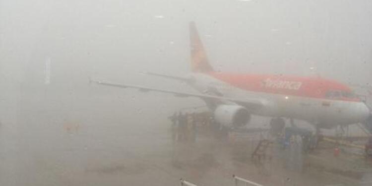 Lluvias y bancos de niebla se presentan en el aeropuerto Palonegro.