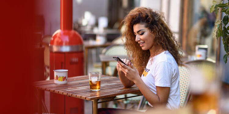 Una joven usando su smartphone