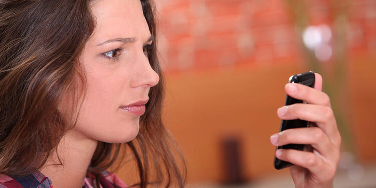 Mujer usando smartphone