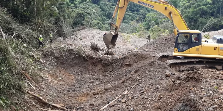 Remoción de material en la autopista Medellín - Bogotá