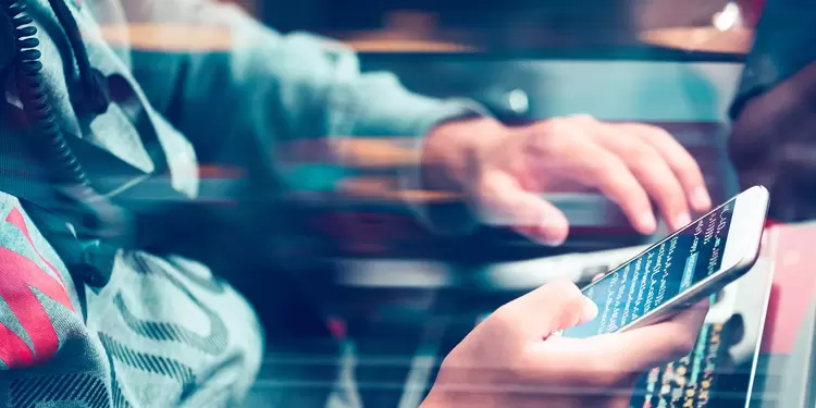 Hacker con un smartphone