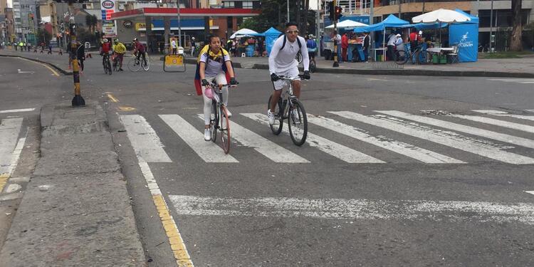 Ciudadanos en la ciclovía Bogotana ciclovía Bogotana