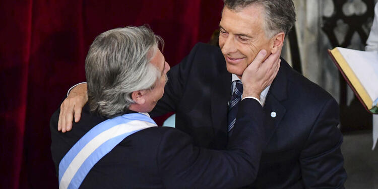 Alberto Fernández y Mauricio Macri en el traspaso de mandato