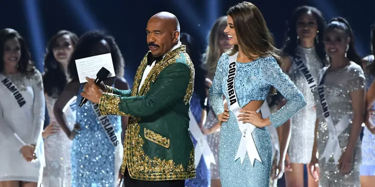 Gabriela Tafur en Miss Universo junto a Steve Harvey
