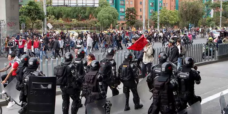 Impactantes imagenes de encapuchados y vandalismo en paro nacional / 21 de enero