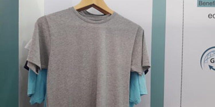 Camisetas con insumos reciclables.