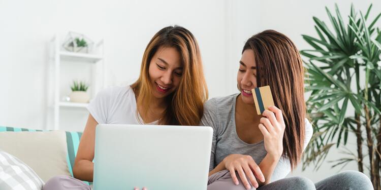 Mujeres realizando compras online