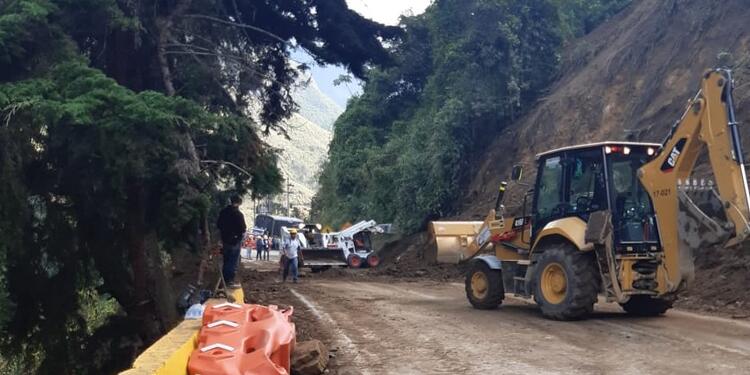 Deslizamiento en vía Cajamarca - Calarcá